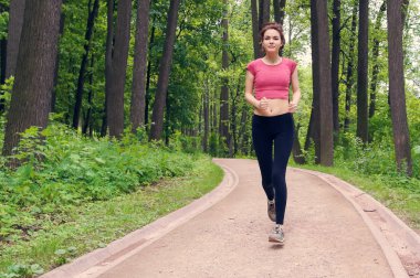 Ormanın içinde yolda çalışan genç kadın