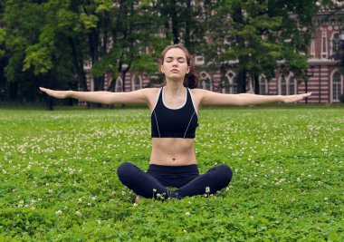 yoga pose parkta kız