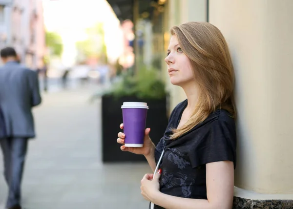 Молодая стильная женщина пьет кофе Стоковое Изображение