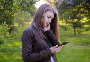 Kız üzgün metin mesajı okur