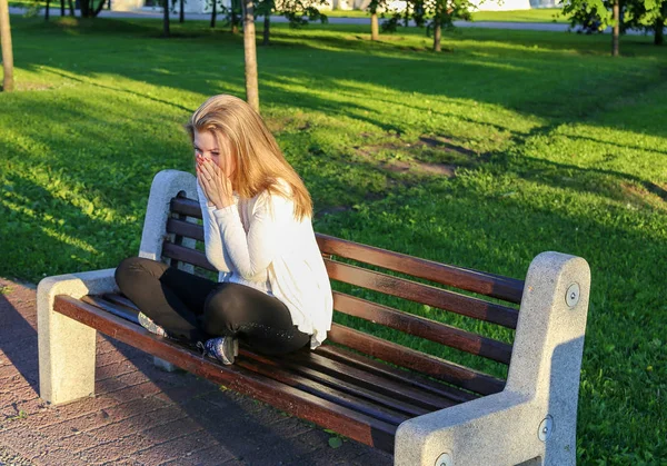 Güzel bir yalnız kız kötü haber duydum