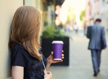 Güzel bir kız kahve içecekler 