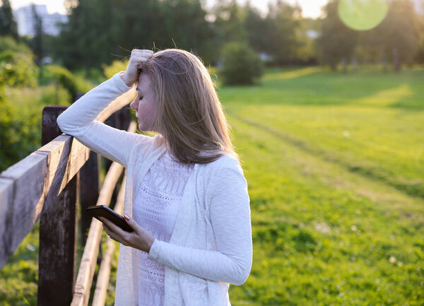 Женщина по мобильному телефону
. 