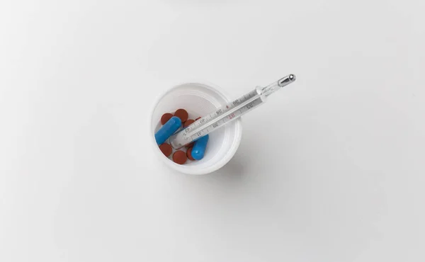 Pigułki Kapsułki Kapsułki Tabletki Zdrowie Tabletki Zdrowie Termometr Temperatura — Zdjęcie stockowe