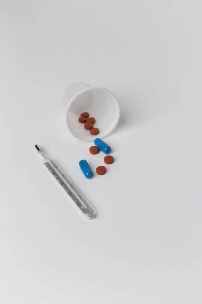 Pigułki Kapsułki Kapsułki Tabletki Zdrowie Tabletki Zdrowie Termometr Temperatura — Zdjęcie stockowe