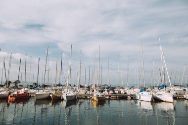 Bir marina İtalya'daki teknelerden ayna görüntüsü