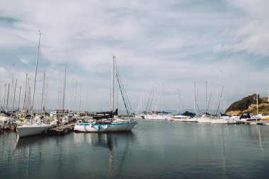 Bir marina İtalya'daki teknelerden ayna görüntüsü