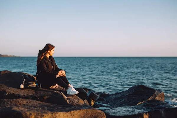 Chica Joven Para Las Piedras Junto Mar Mira Atardecer Alma — Foto de Stock