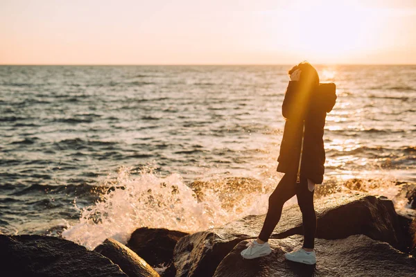 Chica Joven Para Las Piedras Cerca Del Mar Primavera Desde — Foto de Stock