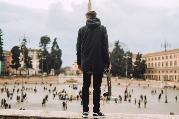 Joven Mira Los Mejores Hombres Mano Sosteniendo Tablero Peniques — Foto de Stock