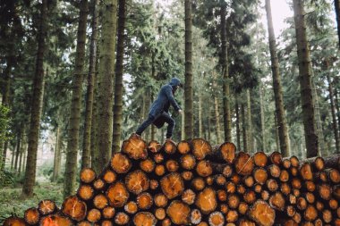 Sakallı genç adam ahşap sonbahar ormandaki devam ediyor