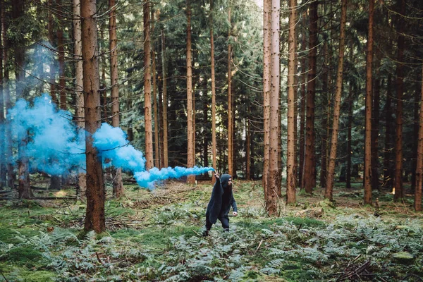 Joven Con Barba Bosque Sostiene Colorida Mina Humo — Foto de Stock