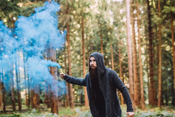 Joven Con Barba Bosque Sostiene Colorida Mina Humo — Foto de Stock