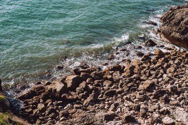 Güzel bir şehir yakınında deniz kıyısında taş