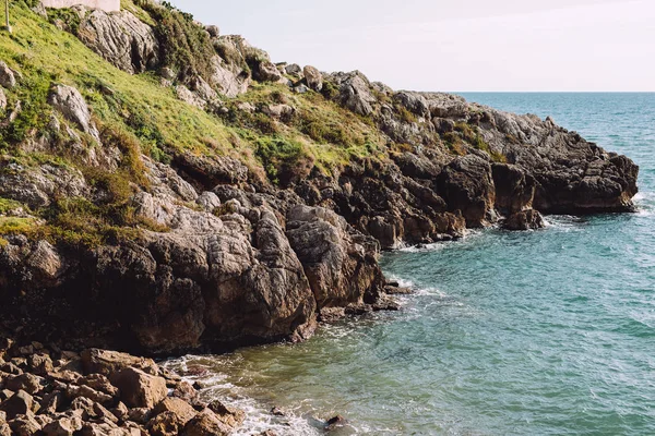 Pietre Sulla Costa Del Mare Vicino Una Bella Città — Foto Stock