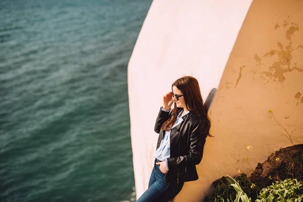 Hermosa Chica Con Gafas Sol Descansa Contra Pared Amarilla Fondo — Foto de Stock