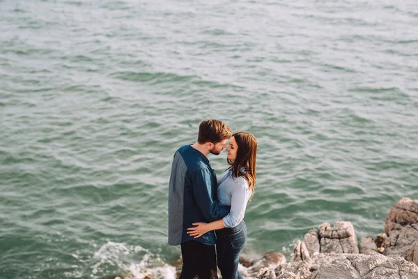 Romantik Çift mavi denize yakın öpüşme. Arka tarafta bir güzel bahar manzara