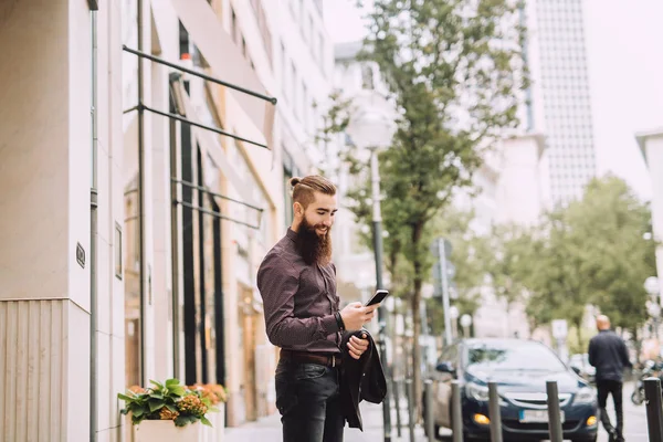 Kentin Ofis Yanında Bir Cep Telefonu Sakallı Genç Adam Kullanır — Stok fotoğraf