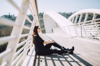 Genç kız güzel bir köprü şehirde katında