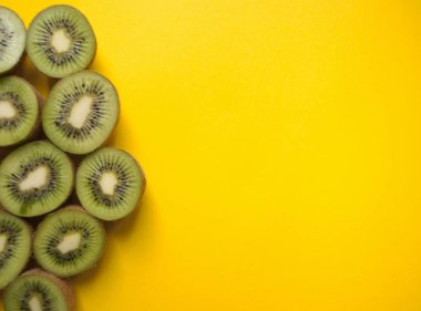 Kivi Sarı zemin üzerine.