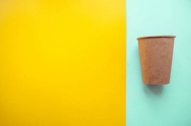 Kağıt bardak parlak renkli arka plan üzerinde.