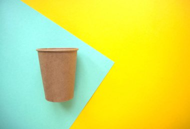 Kağıt bardak parlak renkli arka plan üzerinde.