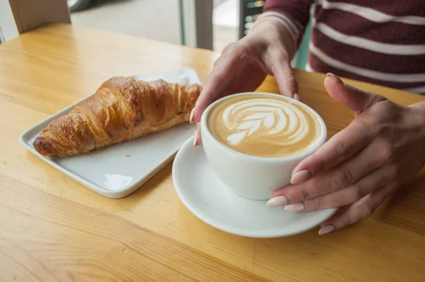 Kaffee und Croissant am Morgen. — Stockfoto