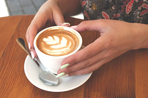 Tutup cangkir kopi dan tangan. . — Stok Foto