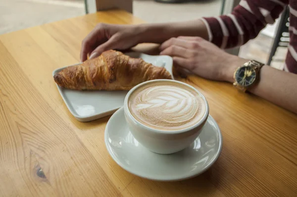 Morning cup of coffee and croissant. — Stock Photo, Image