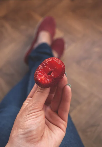 여자의 손에 딸기. — 스톡 사진