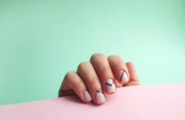 Manikürlü genç bir kadın eli..