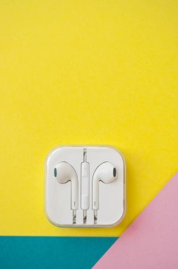 Beyaz plastik bir kutuda kablosuz kulaklıklar..