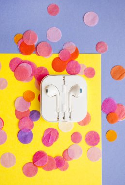 Beyaz plastik bir kutuda kablosuz kulaklıklar..