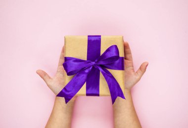 beyaz izole giftbox.