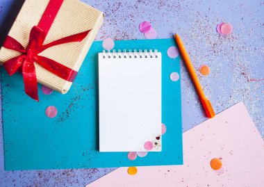 Mor arkaplanda renkli fotoğraf kabini dekorları.