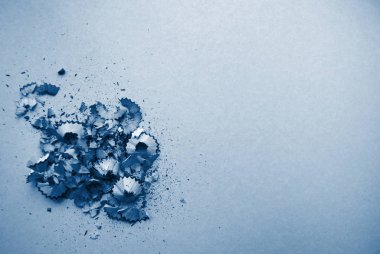 mavi zemin üzerine kalem talaş.