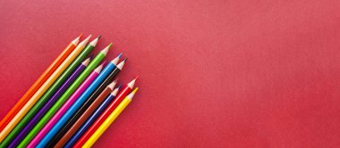 Mavi arkaplanda renkli kalemler.