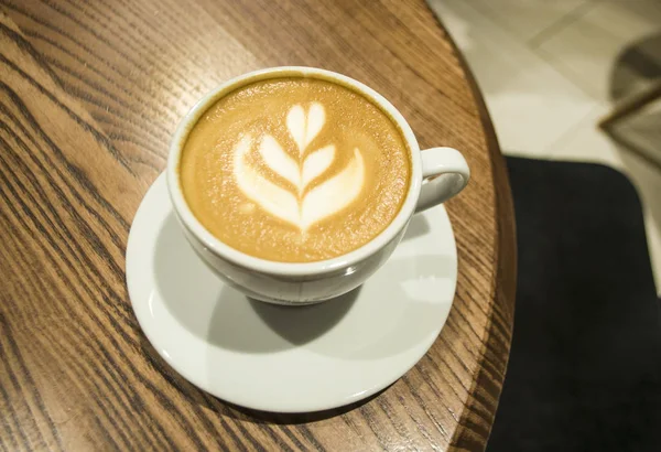 Secangkir kopi di atas meja biru. — Stok Foto