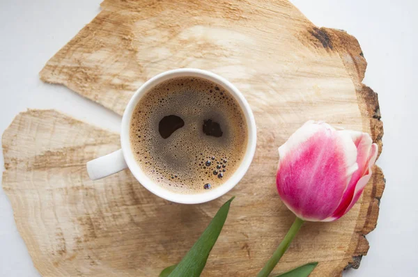 Чашка кофе и розовый тюльпан . — стоковое фото