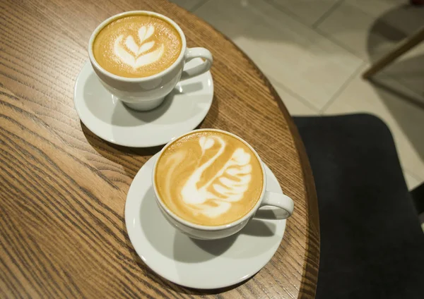 Taza de café en la mesa azul. — Foto de Stock