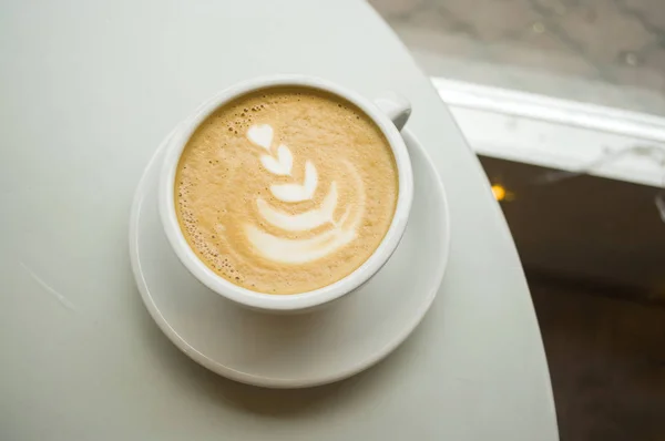 Taza de café en la mesa azul. — Foto de Stock