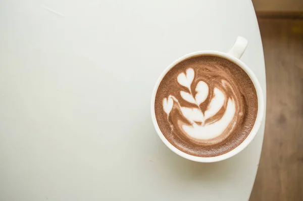Secangkir kopi di atas meja biru. — Stok Foto