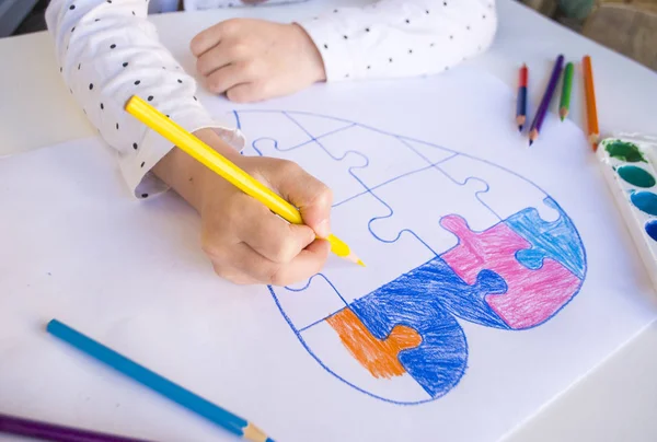 Beyaz arkaplanda renkli çizilmiş kalp.