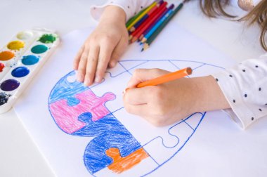 Beyaz arkaplanda renkli çizilmiş kalp.