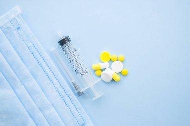 Mavi maskeli sarı haplar.