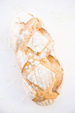 Beyaz arka planda una bulanmış taze kepekli ekmek. Yiyecek konsepti.