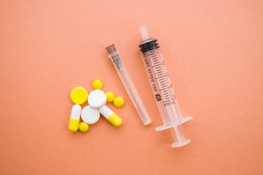 Mavi maskeli sarı haplar.