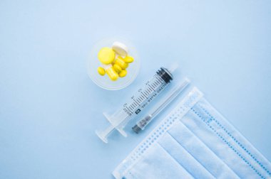 Mavi maskeli sarı haplar.