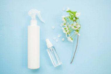 Mavi maskeli sarı haplar.