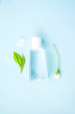 Mavi maskeli sarı haplar.